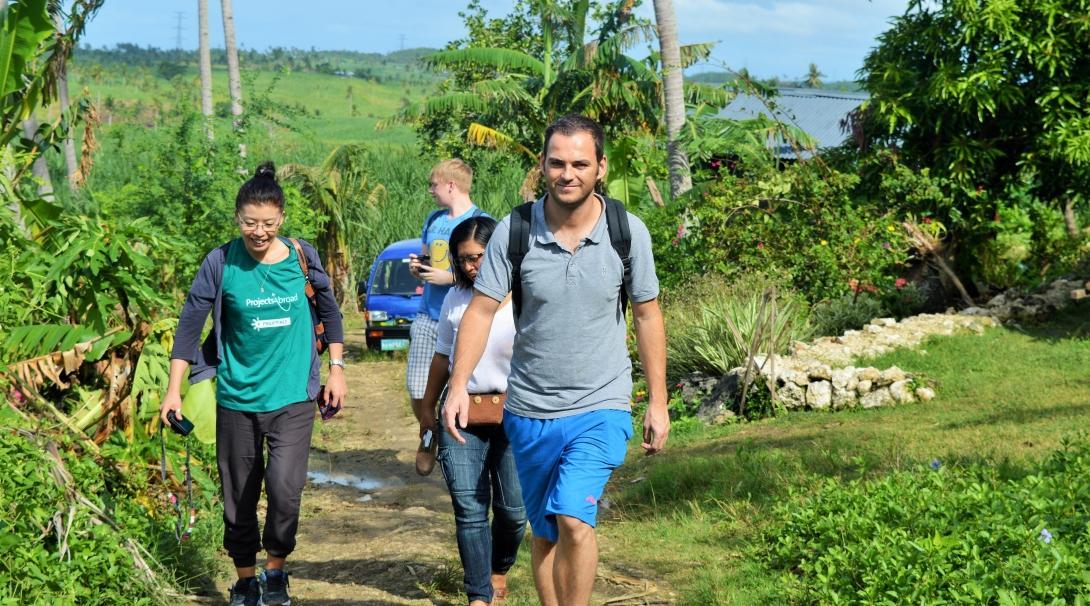 Projects Abroad students walk to their Physiotherapy placement for teenagers in the Philippines. During an outreach on the Physiotherapy internship for teenagers in the Philippines, students visit local homes with staff.